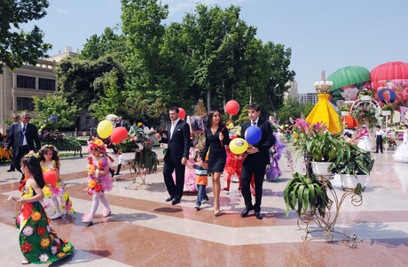 Президент Азербайджана и его супруга приняли участие в Празднике цветов в Баку (ФОТО)