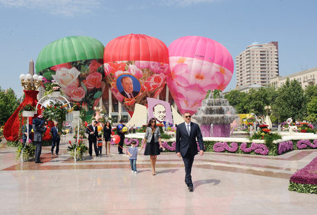 Президент Азербайджана и его супруга приняли участие в Празднике цветов в Баку (ФОТО)