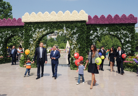 Президент Азербайджана и его супруга приняли участие в Празднике цветов в Баку (ФОТО)