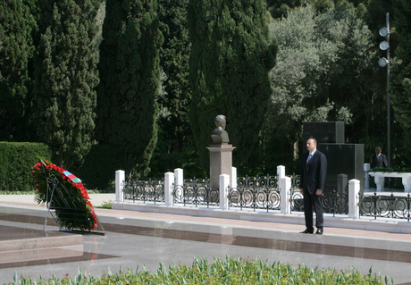 Президент Азербайджана почтил память общенационального лидера Гейдара Алиева (версия 2) (ФОТО)