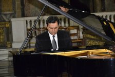 В парижской церкви Лэглис Сент-Мари-Мадлен состоялся концерт Мурада Гусейнова (фото)