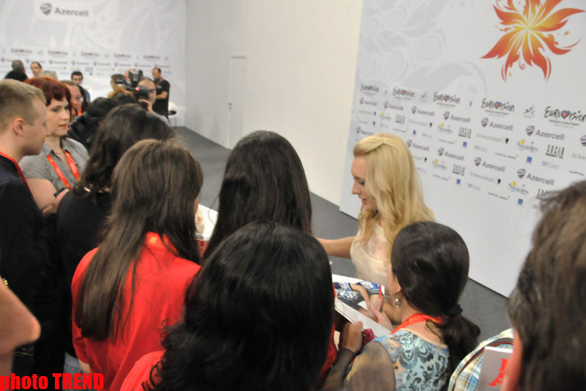 Латвийская участница "Евровидения" исполнила на пресс-конференции песню "Сары гялин" (ФОТО)