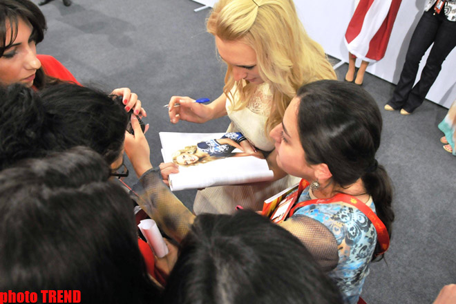 Латвийская участница "Евровидения" исполнила на пресс-конференции песню "Сары гялин" (ФОТО)