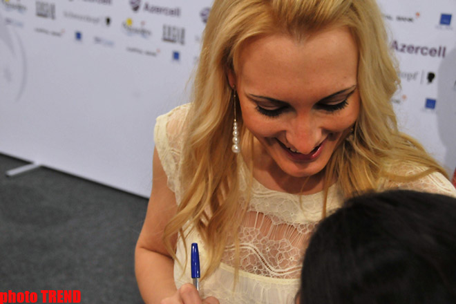 Латвийская участница "Евровидения" исполнила на пресс-конференции песню "Сары гялин" (ФОТО)