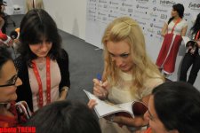 Латвийская участница "Евровидения" исполнила на пресс-конференции песню "Сары гялин" (ФОТО)