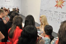 Латвийская участница "Евровидения" исполнила на пресс-конференции песню "Сары гялин" (ФОТО)