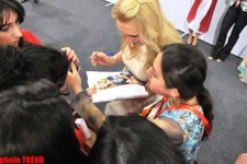 Латвийская участница "Евровидения" исполнила на пресс-конференции песню "Сары гялин" (ФОТО)