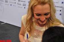 Латвийская участница "Евровидения" исполнила на пресс-конференции песню "Сары гялин" (ФОТО)