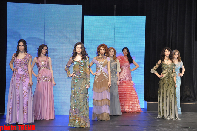В Баку состоялось дефиле Фахрии Халафовой, посвященное «Евровидению 2012» (фотосессия)