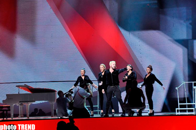 Представитель Грузии на "Евровидении-2012" с сестрой на сцене "Baku Crystal Hall" (фотосессия)