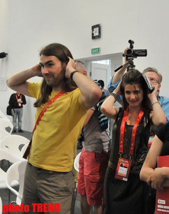 Участник "Евровидения 2012" дал журналистам урок необычного танца (фотосессия)