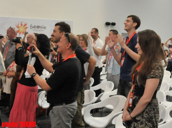 Участник "Евровидения 2012" дал журналистам урок необычного танца (фотосессия)