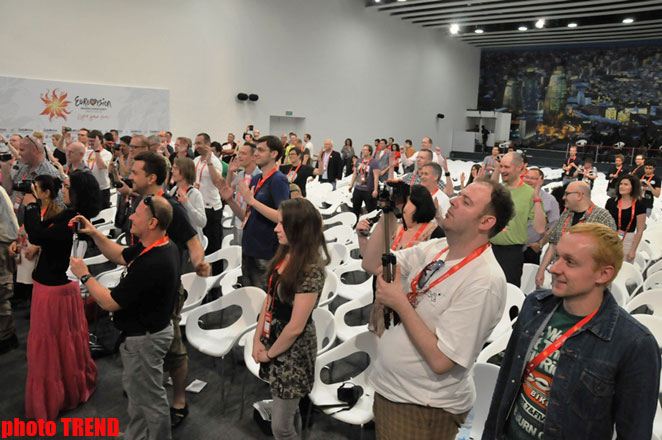 Участник "Евровидения 2012" дал журналистам урок необычного танца (фотосессия)