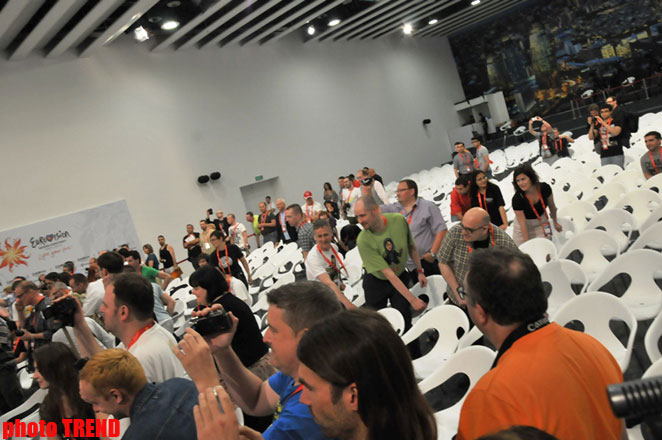 Участник "Евровидения 2012" дал журналистам урок необычного танца (фотосессия)