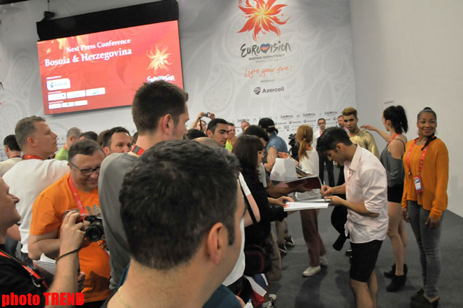 Участник "Евровидения 2012" дал журналистам урок необычного танца (фотосессия)