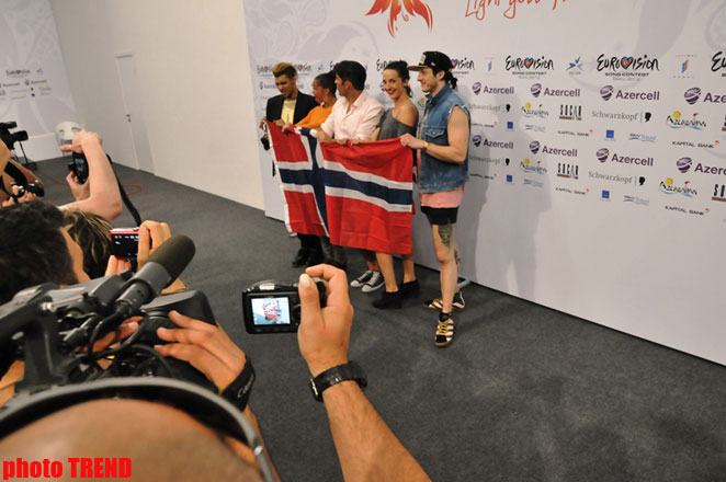 Участник "Евровидения 2012" дал журналистам урок необычного танца (фотосессия)