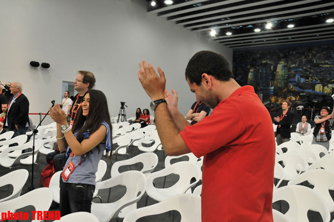 Участник "Евровидения 2012" дал журналистам урок необычного танца (фотосессия)