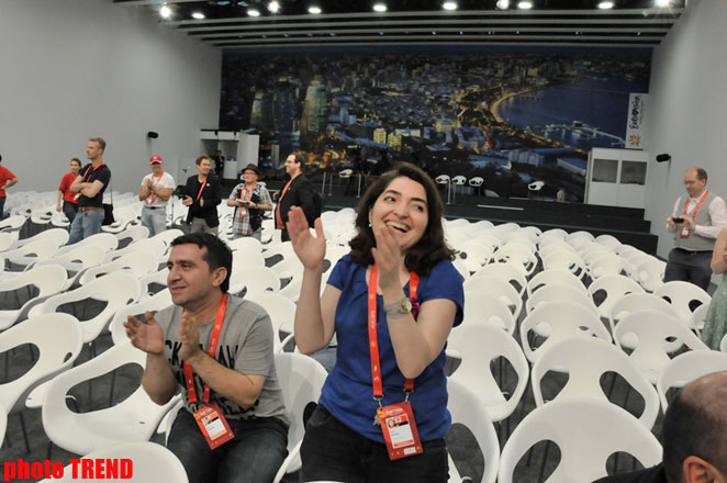 Участник "Евровидения 2012" дал журналистам урок необычного танца (фотосессия)