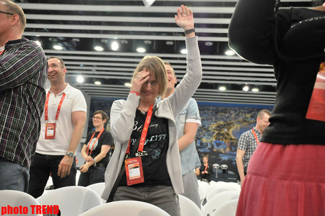 Участник "Евровидения 2012" дал журналистам урок необычного танца (фотосессия)