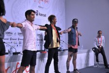 Участник "Евровидения 2012" дал журналистам урок необычного танца (фотосессия)