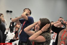 Участник "Евровидения 2012" дал журналистам урок необычного танца (фотосессия)