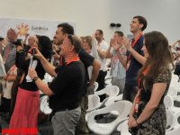 Участник "Евровидения 2012" дал журналистам урок необычного танца (фотосессия)