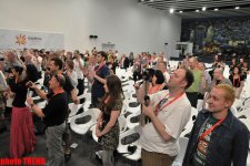 Участник "Евровидения 2012" дал журналистам урок необычного танца (фотосессия)