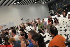 Участник "Евровидения 2012" дал журналистам урок необычного танца (фотосессия)