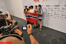 Участник "Евровидения 2012" дал журналистам урок необычного танца (фотосессия)