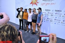 Участник "Евровидения 2012" дал журналистам урок необычного танца (фотосессия)