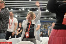 Участник "Евровидения 2012" дал журналистам урок необычного танца (фотосессия)