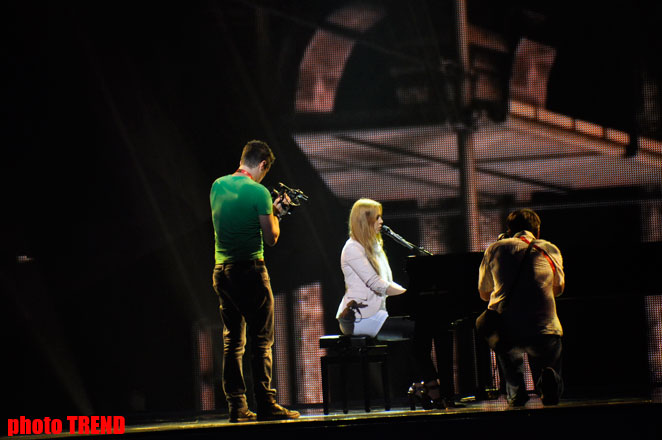 Очарованная красотой Баку на сцене  "Baku Crystal Hall" (фотосессия)