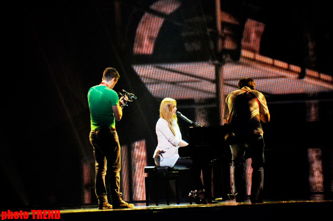 Очарованная красотой Баку на сцене  "Baku Crystal Hall" (фотосессия)