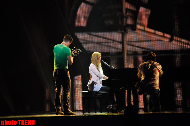 Очарованная красотой Баку на сцене  "Baku Crystal Hall" (фотосессия)