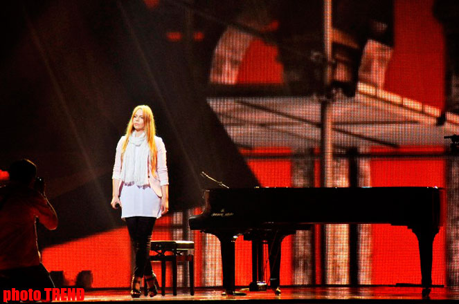 Очарованная красотой Баку на сцене  "Baku Crystal Hall" (фотосессия)