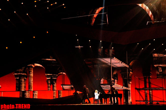 Очарованная красотой Баку на сцене  "Baku Crystal Hall" (фотосессия)