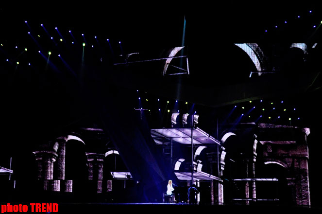 Очарованная красотой Баку на сцене  "Baku Crystal Hall" (фотосессия)