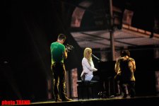 Очарованная красотой Баку на сцене  "Baku Crystal Hall" (фотосессия)