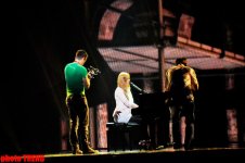 Очарованная красотой Баку на сцене  "Baku Crystal Hall" (фотосессия)