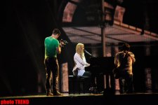 Очарованная красотой Баку на сцене  "Baku Crystal Hall" (фотосессия)