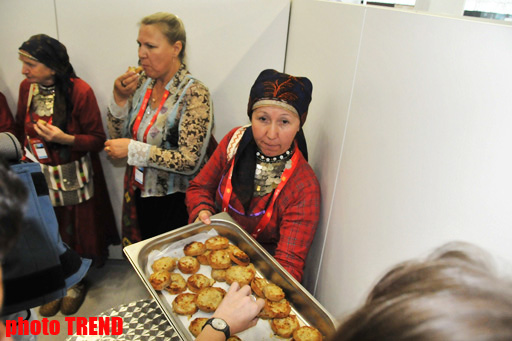 "Бурановские бабушки" накормили журналистов в Баку (ФОТО)