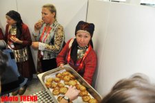 "Бурановские бабушки" накормили журналистов в Баку (ФОТО)