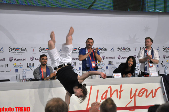 Акробатическое выступление на пресс-конференции представительницы Франции на «Евровидении 2012» (фото)