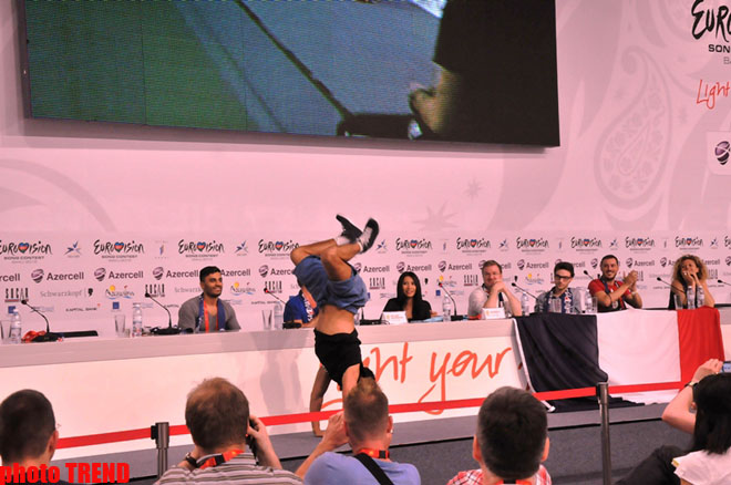 Акробатическое выступление на пресс-конференции представительницы Франции на «Евровидении 2012» (фото)