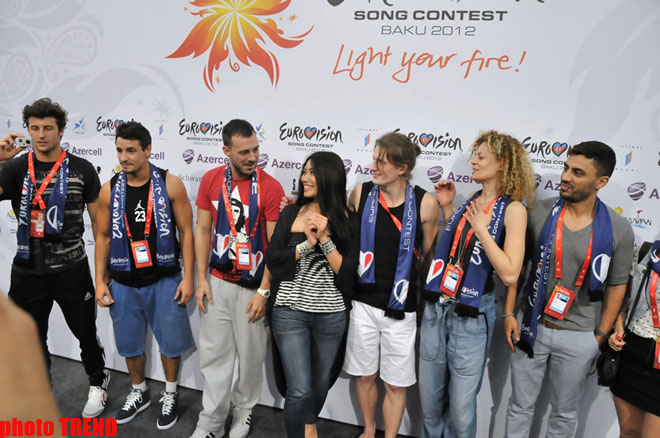 Акробатическое выступление на пресс-конференции представительницы Франции на «Евровидении 2012» (фото)