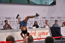 Акробатическое выступление на пресс-конференции представительницы Франции на «Евровидении 2012» (фото)