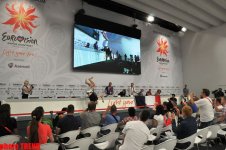 Акробатическое выступление на пресс-конференции представительницы Франции на «Евровидении 2012» (фото)