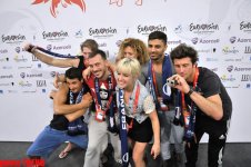 Акробатическое выступление на пресс-конференции представительницы Франции на «Евровидении 2012» (фото)