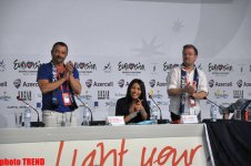 Акробатическое выступление на пресс-конференции представительницы Франции на «Евровидении 2012» (фото)