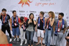 Акробатическое выступление на пресс-конференции представительницы Франции на «Евровидении 2012» (фото)